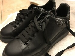 Alexander McQueen női sneaker – statement darab