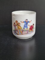 "Erre csörög a dió" játszó gyermekek, korabeli jelenetes apró porcelán bögre antik gyűjtői darab