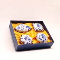 Limoges stílusú porcelán gyűrűtartó szett (4 db) – kék-fehér virágminta, díszdoboz