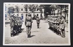 Őrségváltás a Rendőrakadémián 1950 képeslap Rendőrségi kiadás
