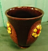 Mázas cserép pohár, kézzel festett, dombor mintás virágokkal díszítve de