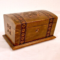 Faragott, népi motívumokkal díszített fa ládika, doboz, ékszertartó (10x16x11) (121c.)