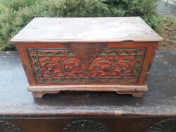 Régi,  ázsiai kis láda.