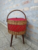 3 lábú vintage fonott varródoboz