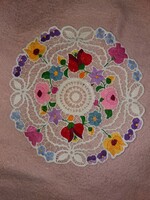 Nagyon szép kalocsai riselt hímzet kerek kör terítő 25 cm átmérő a képek szerint 4.