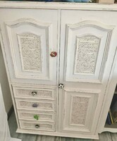 Shabby chic stílusú, romantikus fehér szekrény – egyedi, festett darab