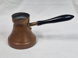 Régi réz jelzett török kávé kiöntő fa nyéllel megkímélt állapotban 139 g. súlyú és 9 cm. magas