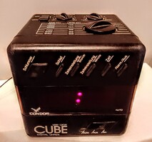 "kocka" asztali rádió / 230 V, a digitális óra 9 voltos elemmel működik /.