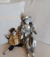 Porcelánfejű bohóc figurák – Pierrot stílus, jelmezes kivitel (2 db)