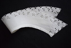 Hímzett gallér , belső ív hossz 41 cm , lyukhímzés kézimunka