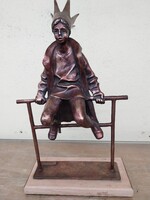 Marton lászló: Kiskirálylány c.bronz , nagyméretű szobra.