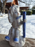 Kék-fehér kisfiú figura