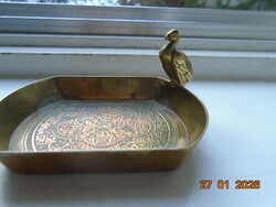 Kézzel készített Keleti mintákkal bronz tál figurális madárral KINCO England