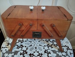 Jó állapotú fából készült lábakon álló varródoboz