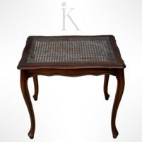 Neobarokk stílusú  téglalap alakú rattan hálós lerakóasztal üveg lappal védve