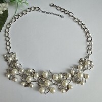 Fehér gyöngyös, strasszköves levél motívumos nyaklánc