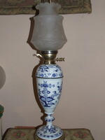 Ez egy Meissen "Blue Onion" (Zwiebelmuster) mintáspetróleumlámpa, amely a 20. század első felében ké