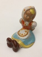 Hibátlan jelzett Komlós kerámia Ülő kislány figura