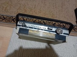 GYŰJTŐKNEK! RÉGI TRANZISZTOROS RÁDIÓ, VALAMIKOR MŰKÖDÖTT, MOST NEM TUDOM,KÉT DB LAPOS ELEM KELL BELE