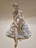 Wallendorfi cipőjét megkötő balerina figura