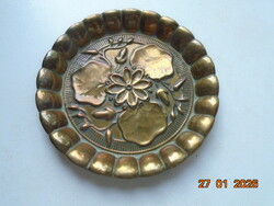 Szecessziós Réz tálka bordázott peremmel,dombor levél és virág mintákkal/függöny elkötő rozetta