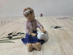 Kislány cicával kerámia figura