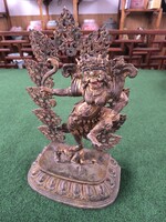 Hatalmas, tibeti Simhamukha istenség szobra.