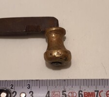 Összecsukható kulcs,  régi kávédaráló vagy borsőrlő kézi hajtókarja