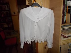 Gyönyrű csipkés aljú és gallérú lányka blúz.