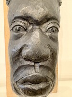 Karakteres afrikai arc – kézzel faragott fa faliszobor (1960–70)
