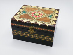 K332 Fából készült lakkozott intarziás ékszer doboz díszdoboz