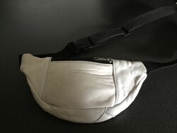 Szarvasbőr övtáska