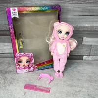 Rainbow Junior High Bella Parker rózsaszín pizsamás lányjáték baba