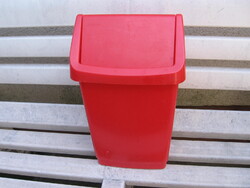 Piros billenőfedeles szemetes kuka