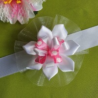 ESKÜVŐ CSD15 - Organza alapú hófehér és rózsaszín szíves virágos csuklódísz