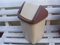 Barna-drapp billenőfedeles szemetes kuka