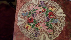 36 cm átmérőjű , riselt , kalocsai mintás terítő . Pici folt fotózva .