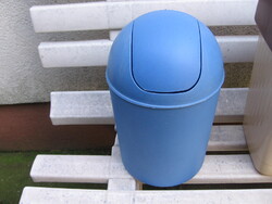 Műanyag billenőfedeles kék szemetes kuka