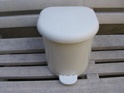 Rubbermaid fehér pedálos műanyag kuka