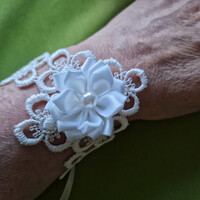 ESKÜVŐ CSD35 - Ekrü színű gyöngyös, lóhere virágos csuklódísz