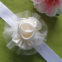 ESKÜVŐ CSD10 - Organza alapú ekrü  organza és szatén rózsás csuklódísz