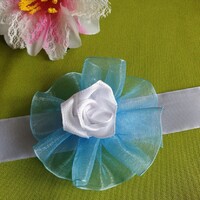 ESKÜVŐ CSD18 - Kék organza alapú hófehér szatén rózsás csuklódísz
