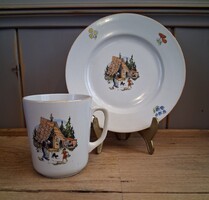 Zsolnay mesemintás bögre és kistányér: Jancsi és Juliska