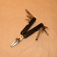 Multifunkcionális fogó. Kés, bicska, tőr, borotva.