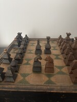 MÚZEUMI RITKASÁG! Antik, kézzel faragott sakk-készlet eredeti figurákkal – 18. század