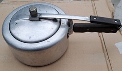 Régi hagyományos kukta – klasszikus konyhai főzőedény”13 cm magas 23 d.