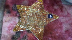 Kb 10-11 cm-es , csillag alakú , mézszínű , üveg mécsestartó , kissé irizáló .