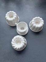 Kis fehér kerámia gyertyatartók konyhai témában: kuglóf, csésze