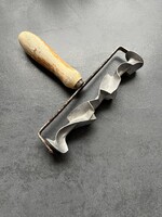 Vintage (1937) öntött alumínium tésztavágó henger fa fogantyúval USA