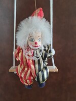 Piros fekete arany csíkos ruhás bohóc hintázó harlekin vintage retro játék gyűjtői darab